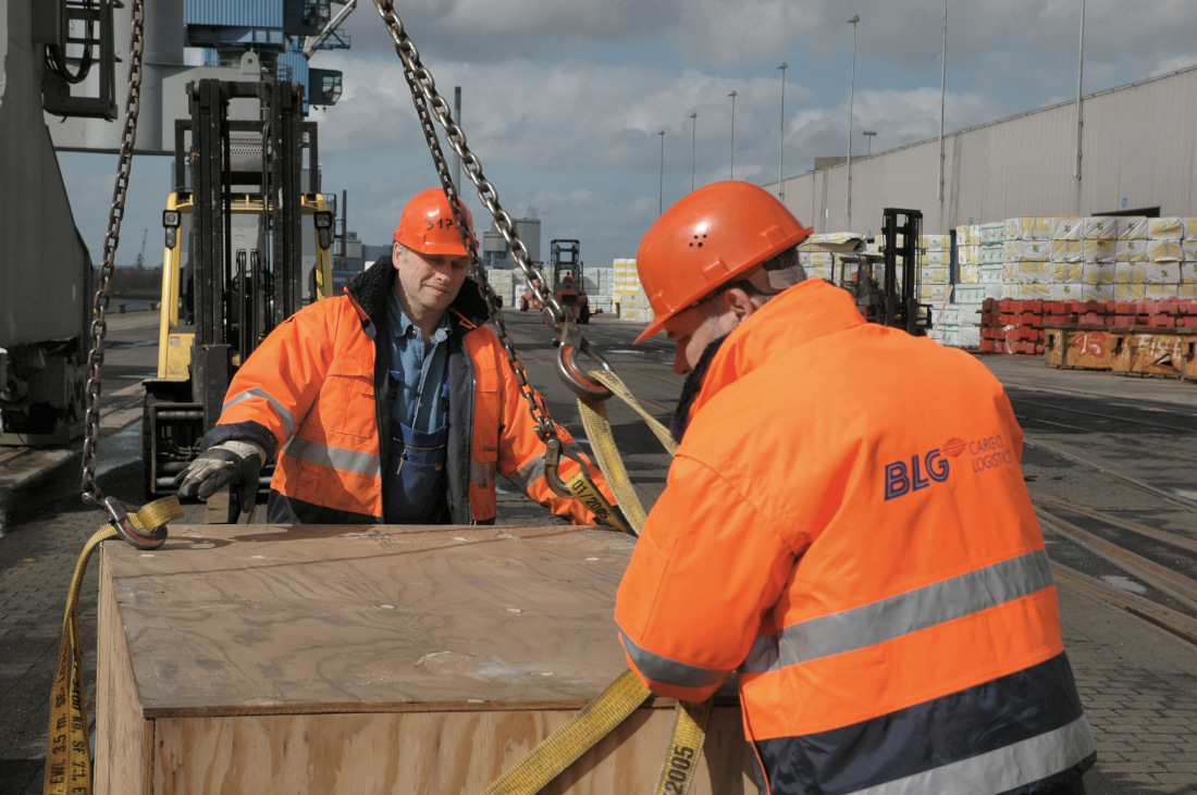 Jeder Handgriff sitzt: Zwei Arbeiter im Neustädter Hafen.