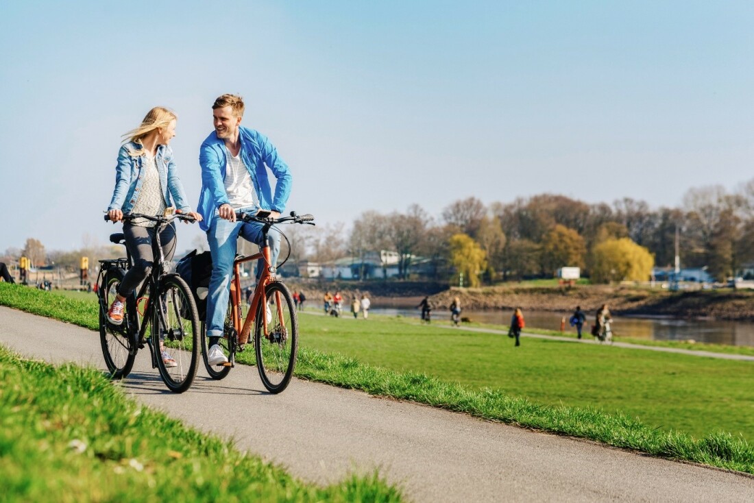 Ein Pärchen fährt am Osterdeich Fahrrad