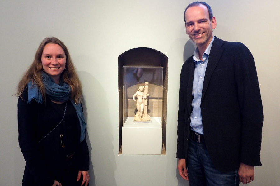 Zwei Personen im Ludwig Roselius Museum vor Statue