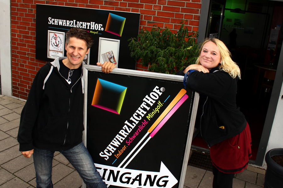 Uli und Claudia vor dem Schwarzlichthof