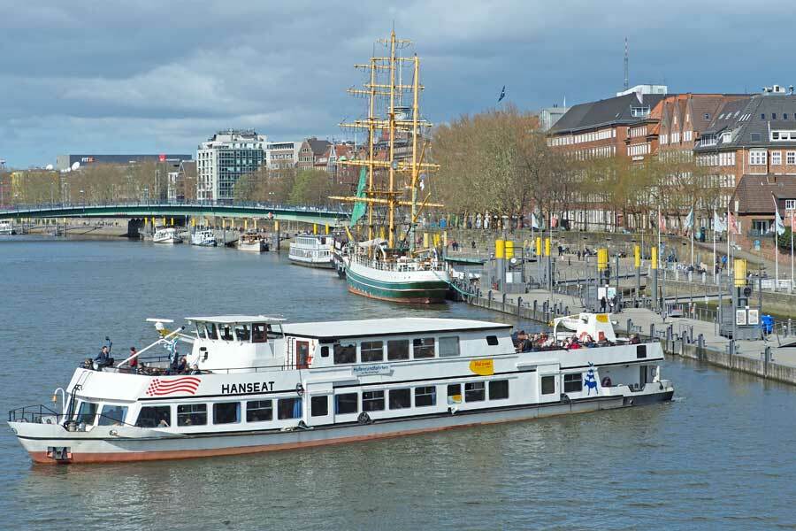 Die "Hanseat" startet mit der Hafenrundfahrt