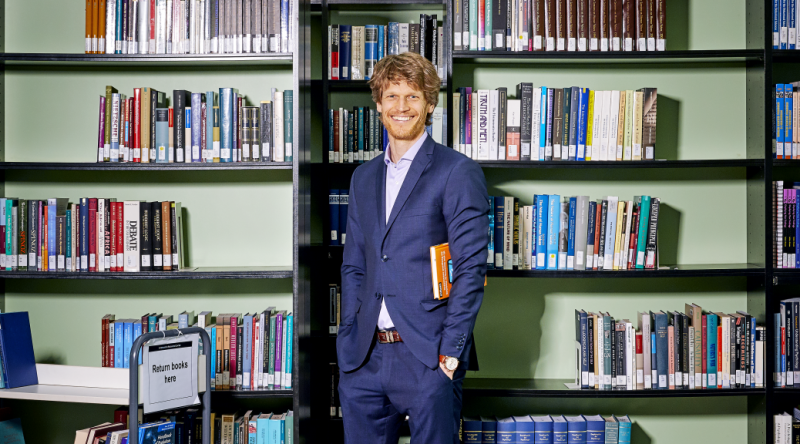 Sven Voelpel lehrt und forscht seit 2004 als Professor für Betriebswirtschaft an der Jacobs University Bremen. 