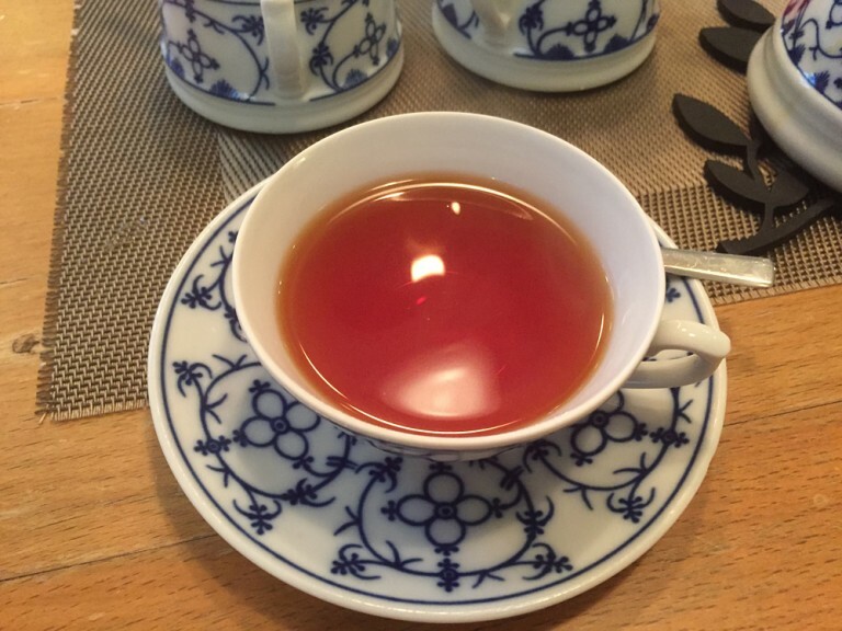 Eine Tasse mit Tee