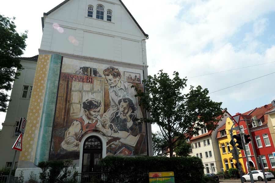 Wandbild in Bremen an einem Schulgebäude