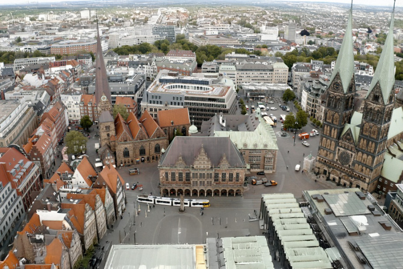 Eine Drohnenaufnahme zeigt den Bremer Marktplatz, den Domshof mit dem Rathaus, dem Dom und der Unser Lieben Frauen Kirche