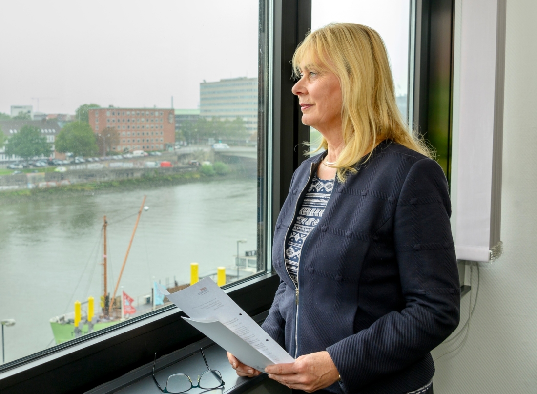 Von ihrem Büro an der Tiefer aus blickt Christiane Niebuhr-Redder direkt auf die Weser.