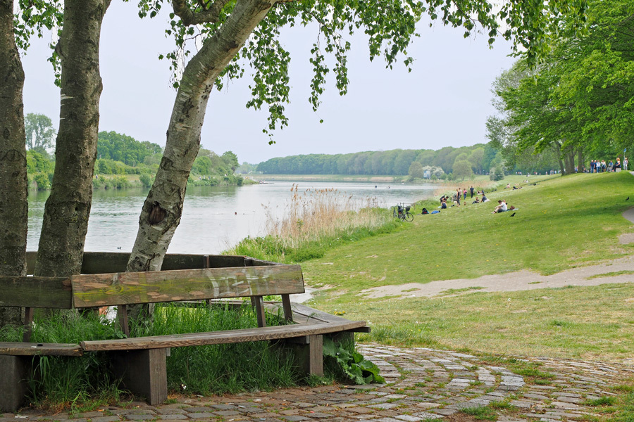 Sitzgelegenheiten mit Blick auf den Werdersee 