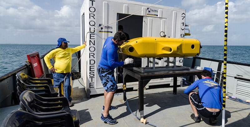 AUV FlatFish an Bord eines Erprobungsschiffes des Partners SENAI vor Brasilien AUV FlatFish an Bord eines Erprobungsschiffes des Partners SENAI vor Brasilien