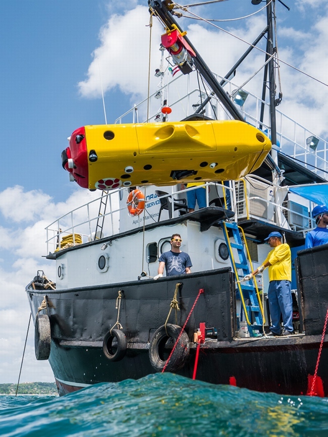 AUV FlatFish wird vor Brasilien in den Atlantik gelassen AUV FlatFish wird vor Brasilien in den Atlantik gelassen