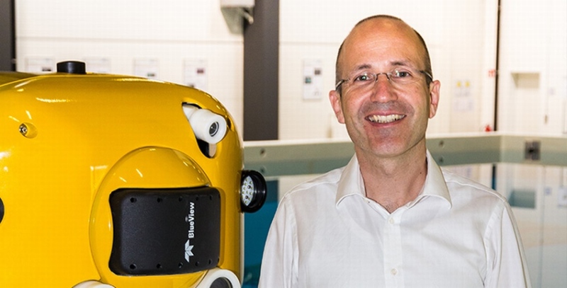 Dr. Marc Ronthaler, Geschäftsführer der GTR GmbH mit dem AUV FlatFish Dr. Marc Ronthaler, Geschäftsführer der GTR GmbH mit dem AUV FlatFish