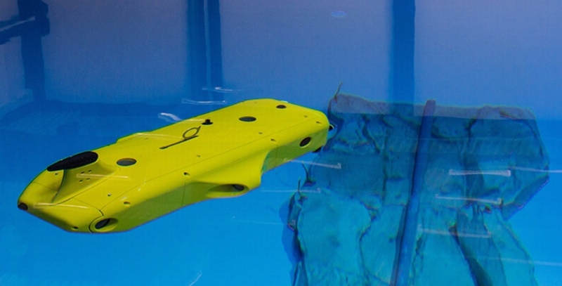 AUV FlatFish inspiziert eine nachgebaute Pipeline im Testbecken des DFKI in Bremen